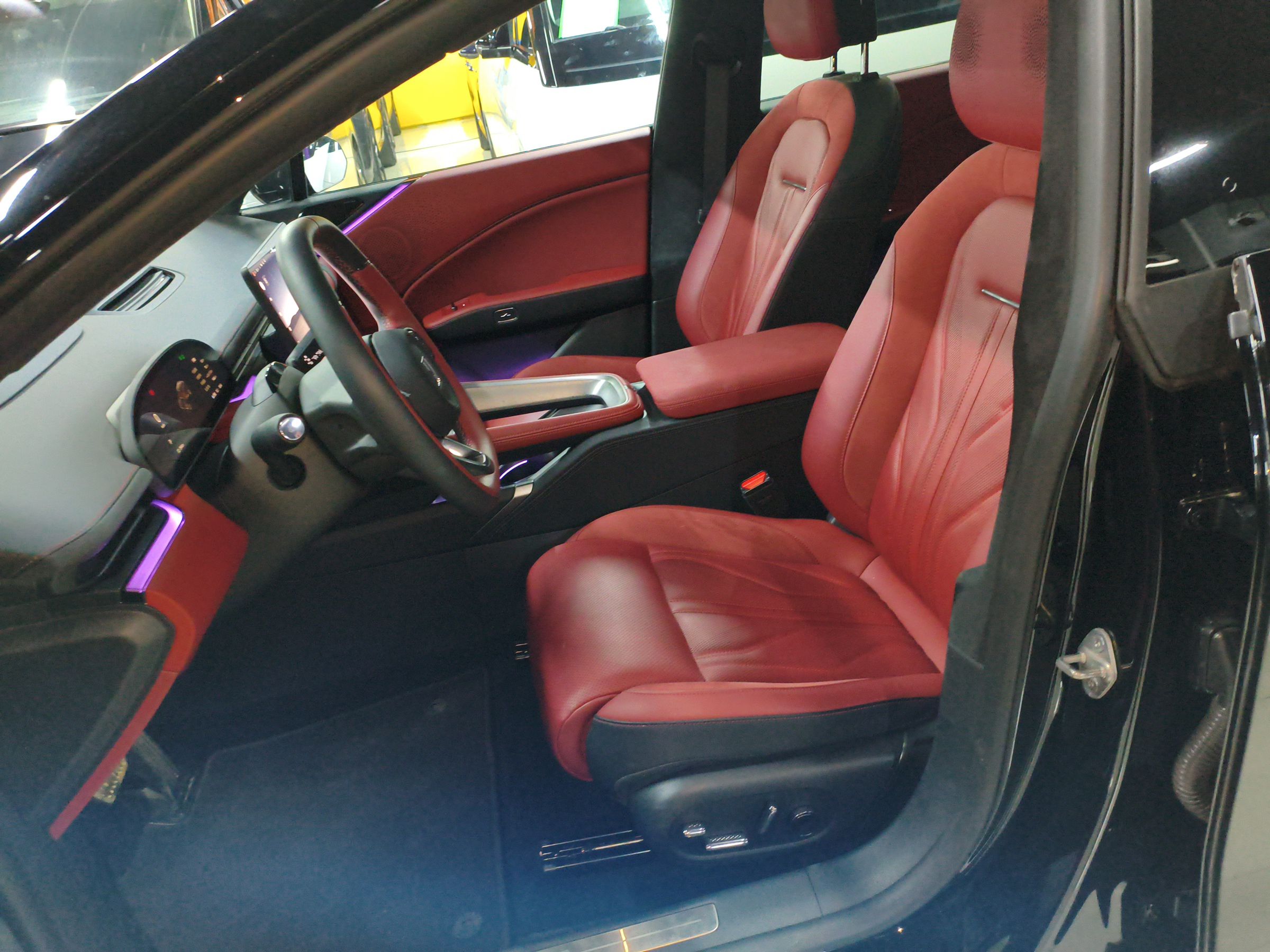 المقاعد الأمامية داخل السيارة