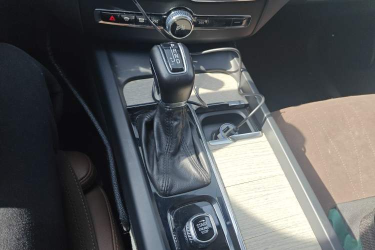 Used Volvo XC60 2018 T5 4x4 Zhiya Luxury Edition Gear Lever