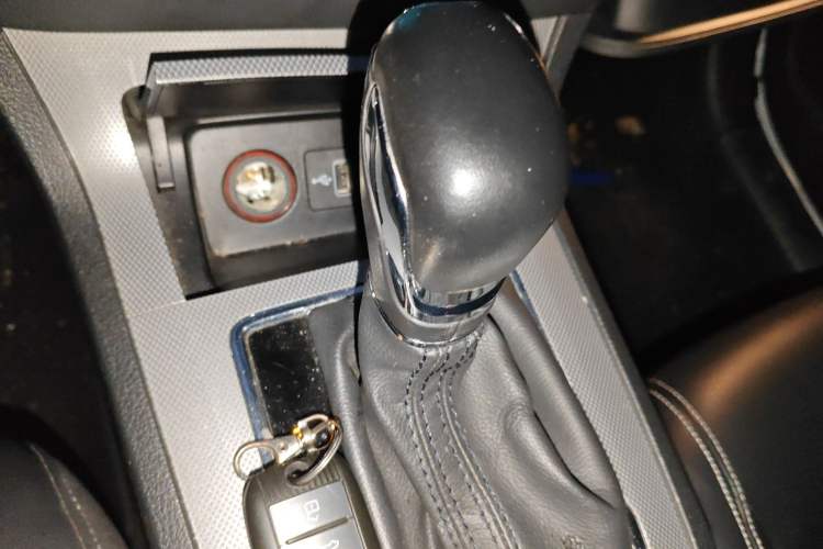 Used Roewe RX5 2016 30T Four-Wheel Drive Automatic Internet Smart Luxury Edition Gear Lever