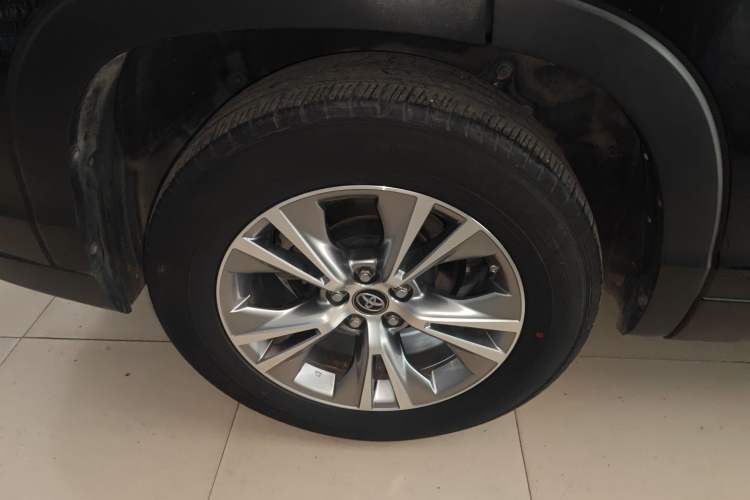 Used Toyota Highlander 2021 2.0T Four-Wheel Drive Elite Edition 7-Seater Right Rear Wheel Hub