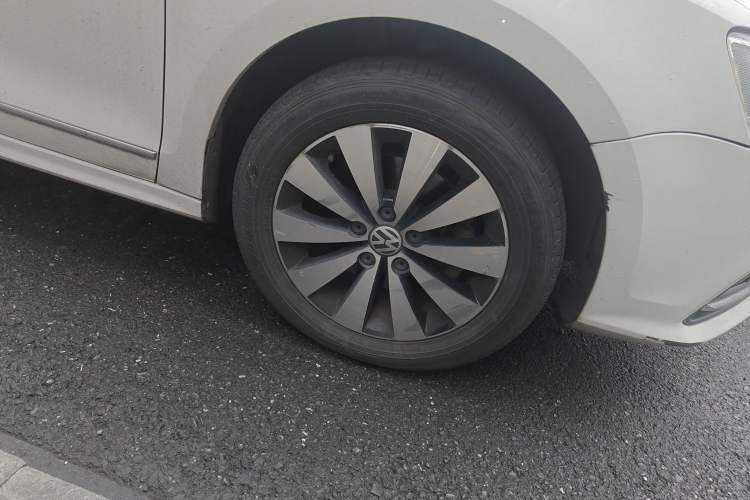 Used Volkswagen Sagitar 2017 230TSI Automatic Comfort Version Right Front Wheel Hub