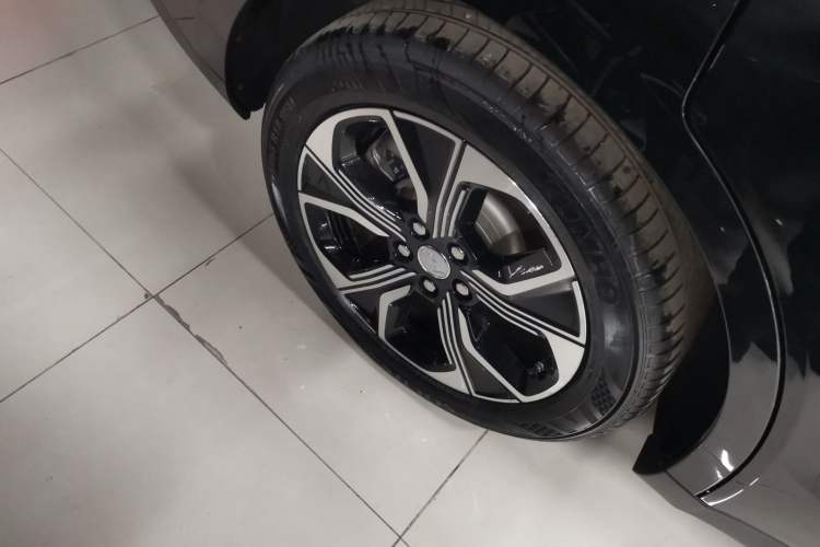 Used Hongqi E-QM5 2021 Charging Version Flagship Edition Right Rear Wheel Hub