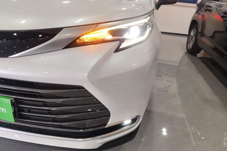 Used Toyota SIENNA 2024 2.5L Hybrid Four-Wheel Drive Prestige Edition
