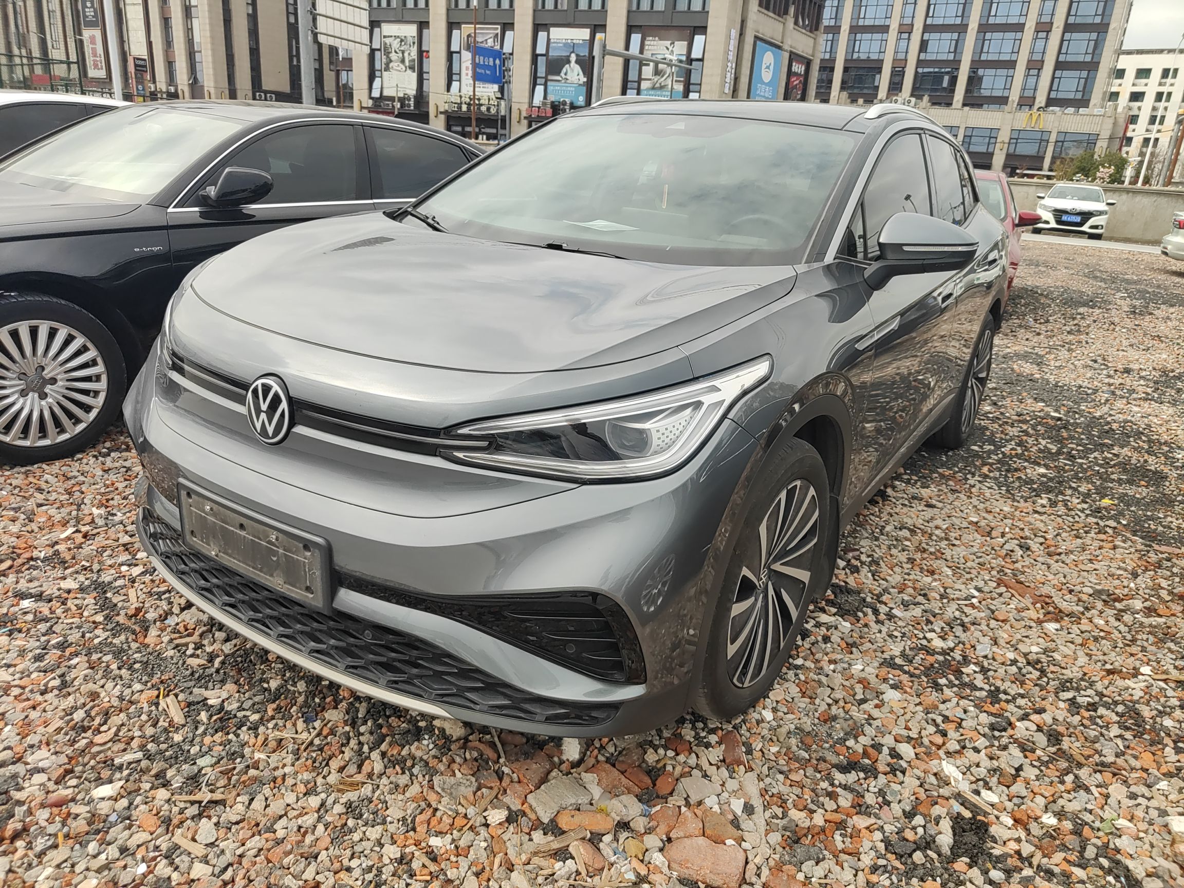 Под передней частью автомобиля