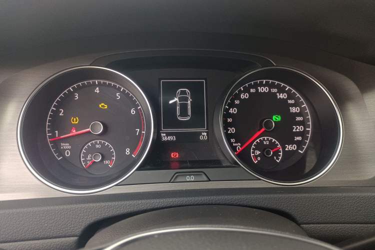 Used Volkswagen Golf 2015 1.4TSI Automatic Luxury Model
