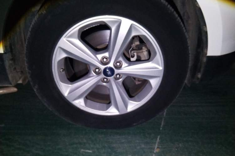 Used Ford Edge 2016 EcoBoost 245 Two-Wheel-Drive Titanium 5-Seater Right Front Wheel Hub