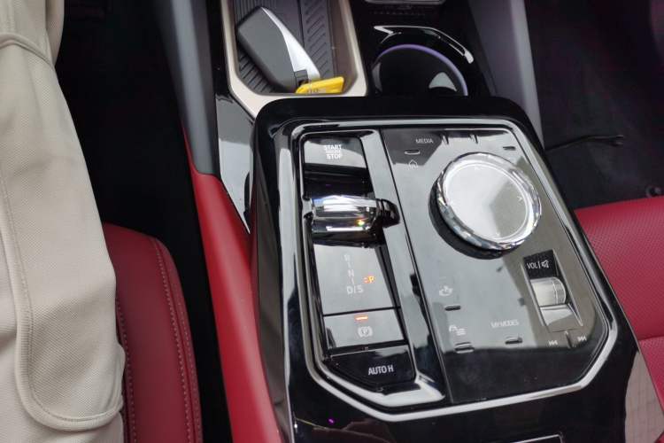 Used BMW 5 Series 2025 530Li Luxury Edition M Sport Package Gear Lever