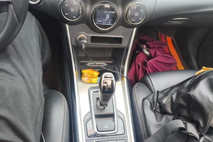 Used BYD Song New Energy 2017 Song DM 1.5TID All-Wheel Drive Prestige Model Gear Lever