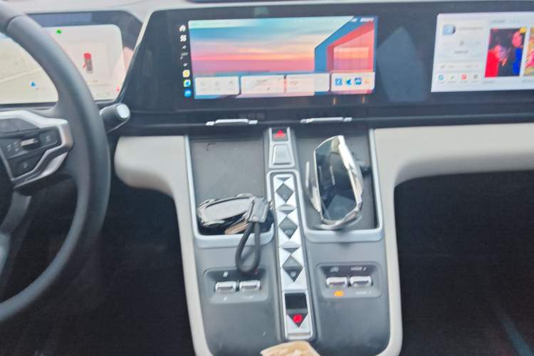 Used Haval Fierce Dragon Max 2023 1.5L Hi4 105 Four-Wheel Drive Navigation Edition Audio And AC Panel