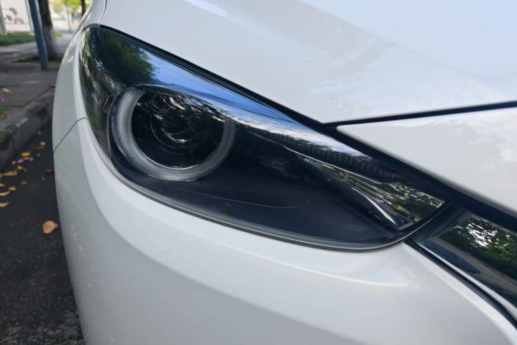 Used Mazda 3 Axela 2017 Sedan 1.5L Automatic Luxury Model Emission Standard China V Right Front Headlight