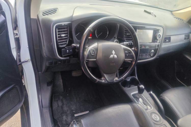 Used Mitsubishi Outlander 2013 2.4L 4x4 Luxury Navigation Edition 5 Seats
