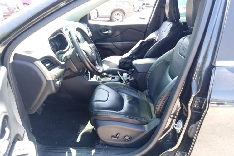 Used Jeep Cherokee 2016 2.4L Leading Smart Version Left Front Seat