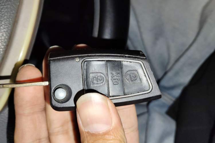 Used SAIC MAXUS Xintu V80 2014 2.5T Aotuntong Short Wheelbase Mid-Roof Model