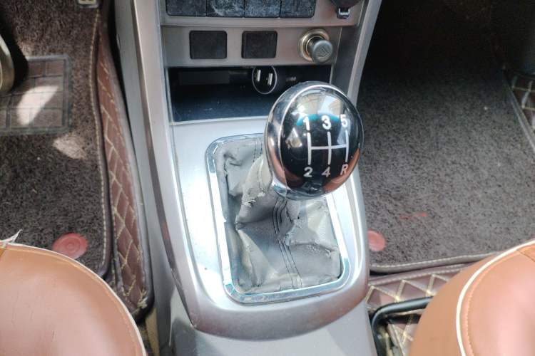 Used Geely Auto Classic Emgrand 2012 Sedan 1.5L Manual Standard Model Gear Lever