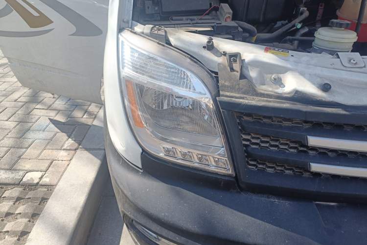 Used SAIC MAXUS Xintu V80 2019 2.5T Classic AMT Aoyuntong Short Wheelbase Mid-Roof 5/6-Seater Right Front Headlight