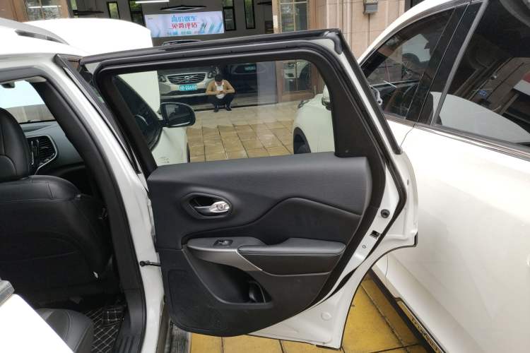 Used Jeep Cherokee 2020 2.0T Two-Wheel Drive Leading Edition