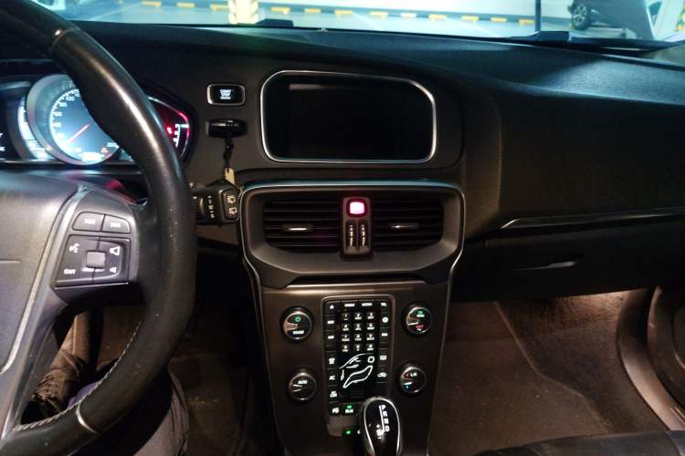 Used Volvo V40 2015 1.6T Zhiya Edition
