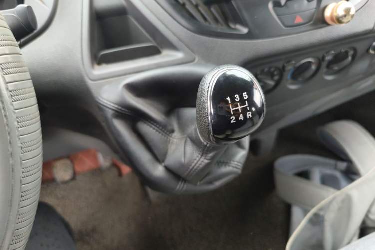 Used Ford Transit 2017 2.0T Diesel Multi-Purpose Commercial Vehicle Mid-Drive Mid-Roof China IV Standard
