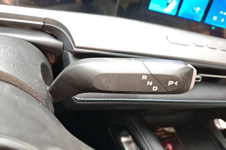 Used CHANGAN Hunter 2024 Warrior Edition Luxury Model Dual-Motor All-Wheel Drive with Extra-Long Cargo Box Gear Lever