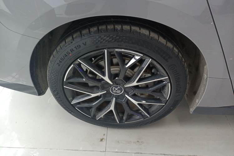 Used BYD Han 2025 DM-i Smart Drive 125KM Prestige Model Right Rear Wheel Hub