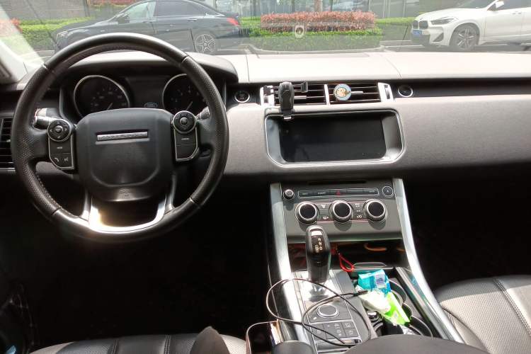 Used Land Rover Range Sport 2017 3.0 SC V6 SE Center Console