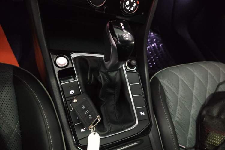 Used Volkswagen Sagitar 2023 300TSI DSG Excellence Edition Gear Lever