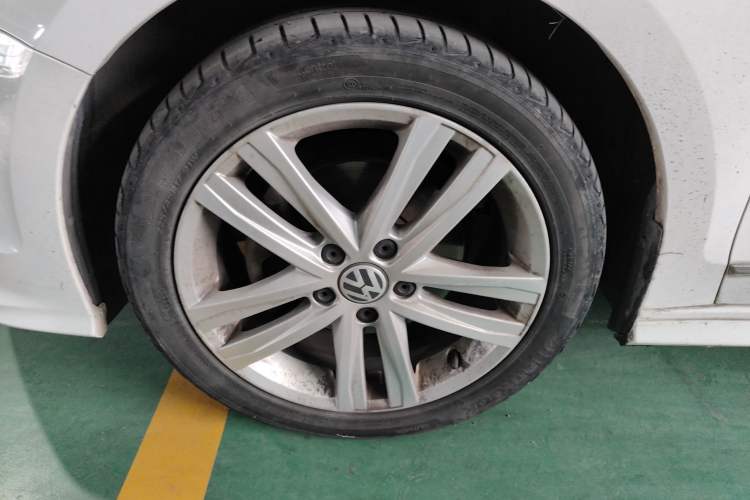 Used Volkswagen Sagitar 2018 280TSI DSG Ignite Edition Left Front Wheel Hub