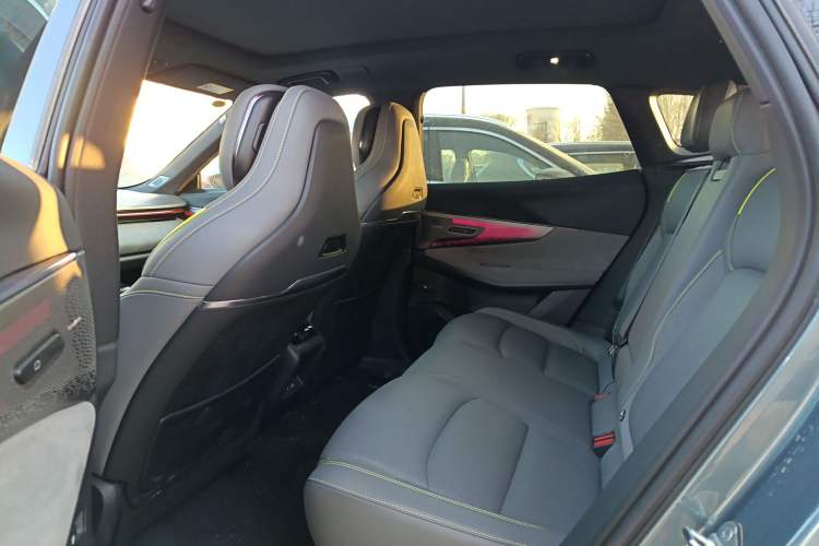 Used Lynk & Co 08 EM-P 2025 220 km All-Wheel-Drive Performance Halo
