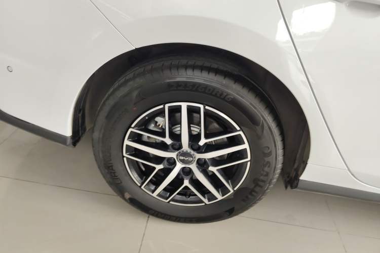 Used BYD Seal 05 DM-i 2025 DM-i Intelligent Drive 120KM Flagship Model Right Rear Wheel Hub