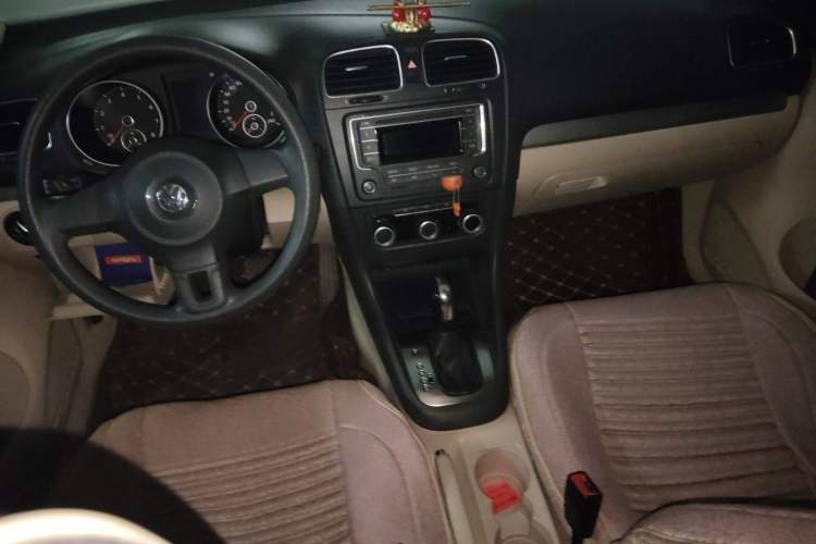 Used Volkswagen Golf 2012 1.6L Automatic Fashion Model Center Console