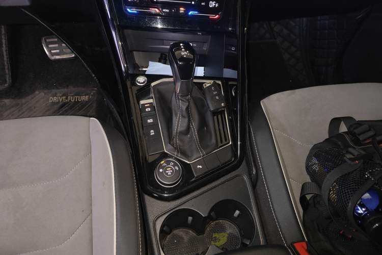 Used Volkswagen Tayron 2020 380TSI All-Wheel Drive R-Line Connected Version Gear Lever