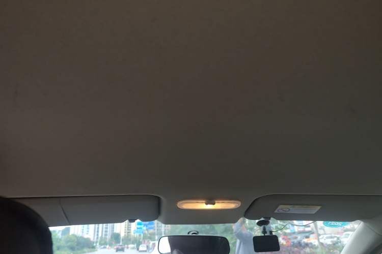 Used Venucia R50 2015 1.6L Manual Fashion Edition
