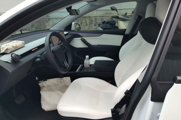 Used Tesla Model Y 2025 Long-Range All-Wheel-Drive Version
