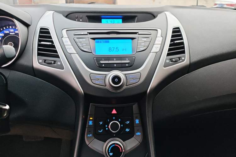 Used Hyundai Elantra (5th Generation / Langdong) 2015 1.6L Automatic Fashion Model Audio And AC Panel