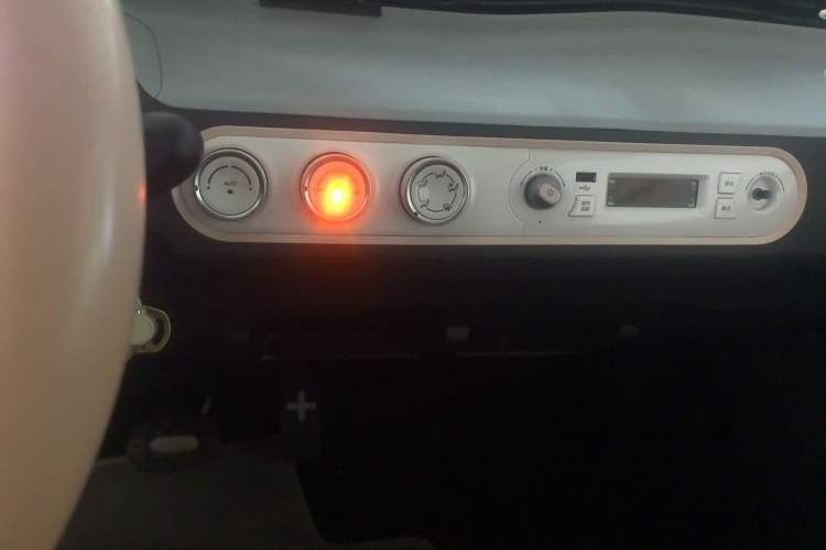 Used Wuling Hongguang MINIEV 2022 Macaron Premium Model – Lithium Iron Phosphate Audio And AC Panel