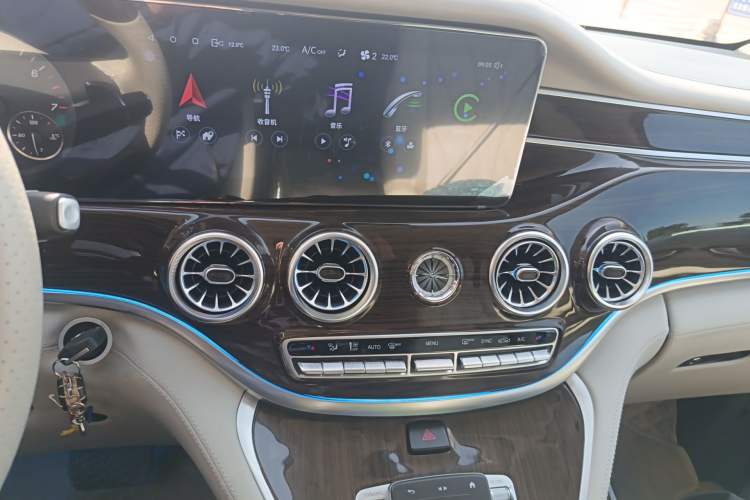 Used Mercedes-Benz Vito 2023 2.0T Elite Version 7 Seats Audio And AC Panel