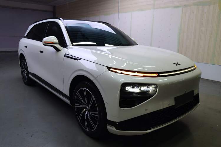 Used XPeng G9 2024 570 Max Front Right 45 Deg