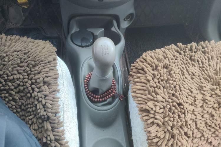 Used Nissan Sunny 2015 1.5XE Manual Comfort Edition Gear Lever