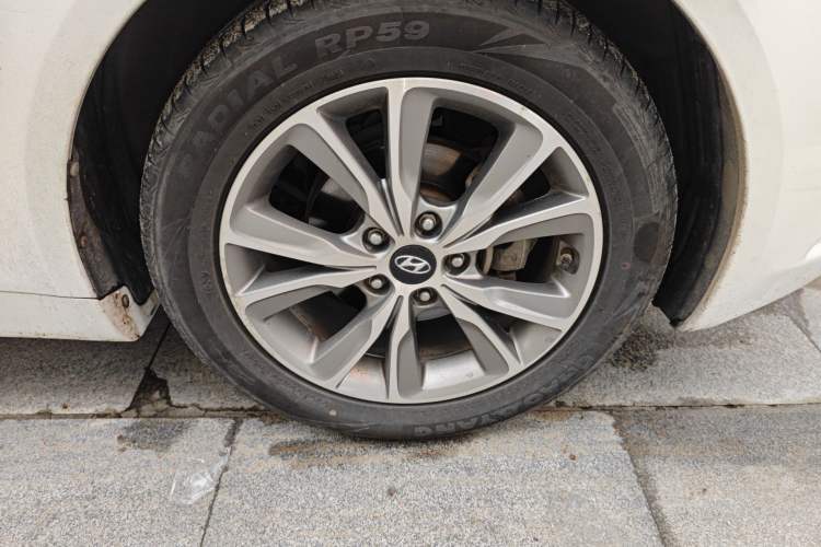 Used Hyundai Sonata 2014 2.0L Automatic Luxury Edition Right Front Wheel Hub