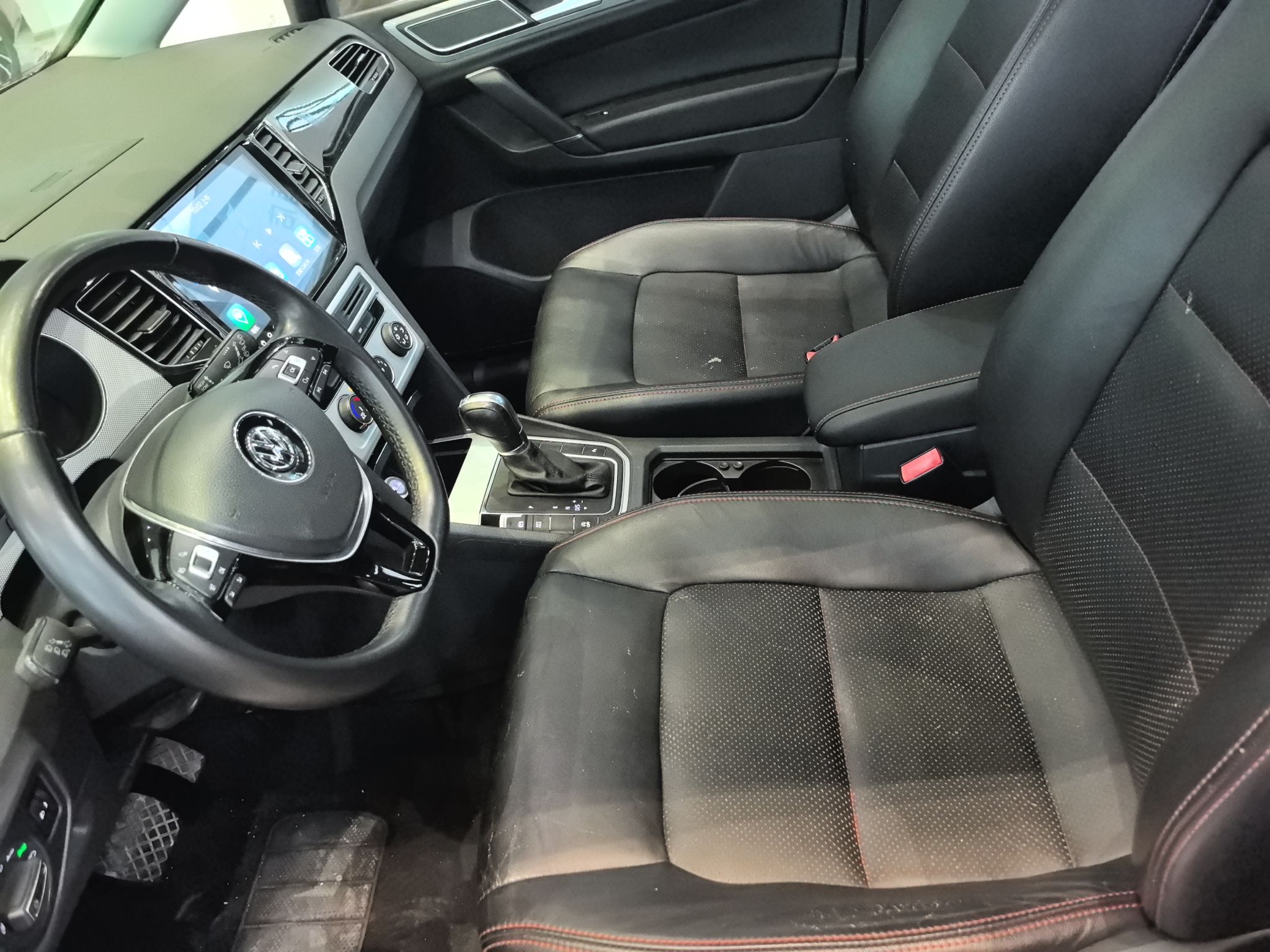 Переднее сиденье в автомобиле