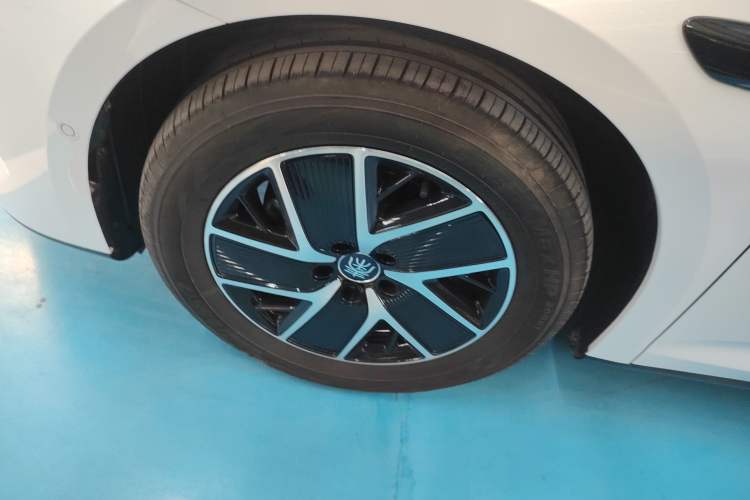 Used BYD Qin L 2025 DM-i Smart Drive 120KM Superior Model Left Front Wheel Hub