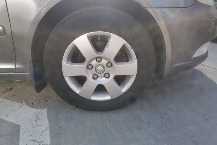 Used Skoda Octavia 2010 1.6L Automatic Eado Edition Right Front Wheel Hub