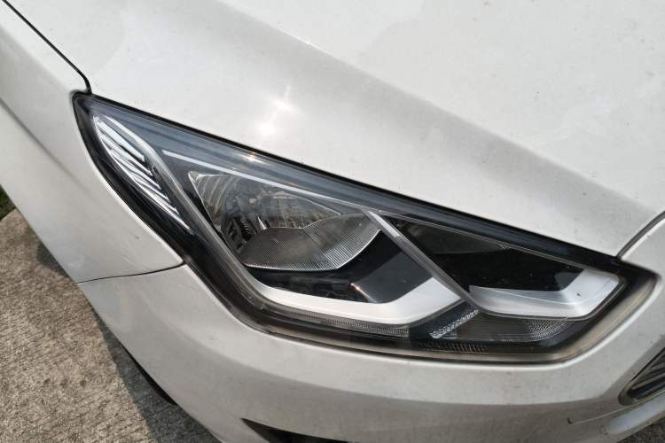 Used Ford Escort 2015 1.5L Automatic Fashion Model Right Front Headlight