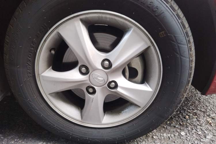 Used Hyundai Verna (older generation) 2013 Sedan 1.4L Automatic Standard GL Model Right Front Wheel Hub