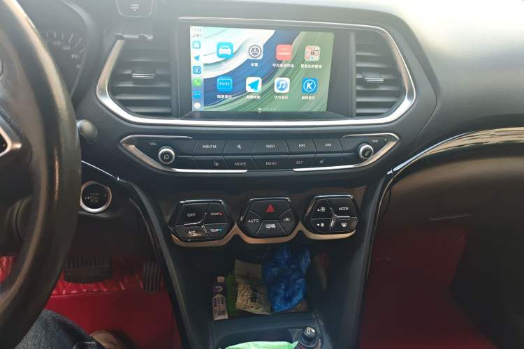 Used GAC Trumpchi GS4 2017 235T Automatic Two-Wheel Drive Luxury Smart Connectivity Version Audio And AC Panel