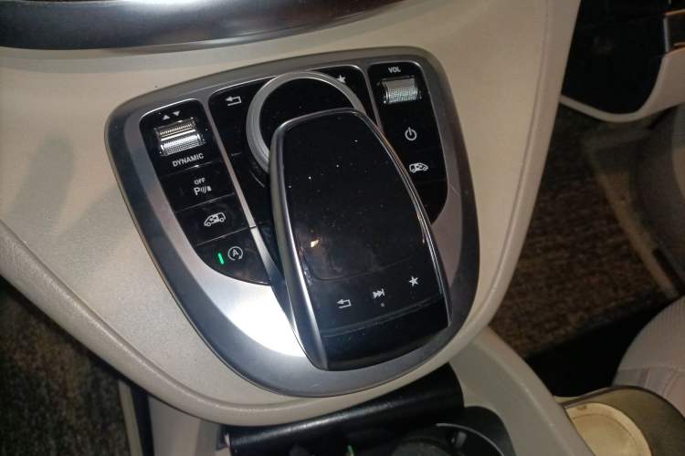 Used Mercedes-Benz V-Class 2017 V 260 L Prestige Extended Edition Gear Lever