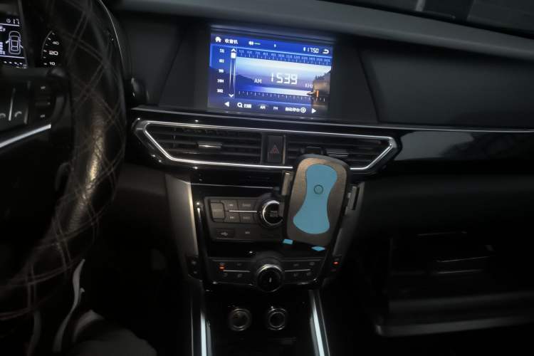 Used Zotye Domy X5 2016 1.5T Manual Luxury 7-Seater Model China IV Standard Audio And AC Panel