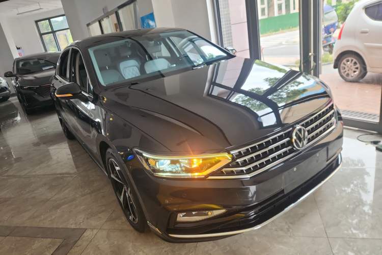 Used Volkswagen Magotan 2023 2 Million Units Limited Edition 330TSI DSG Leading Version Front Right 45 Deg