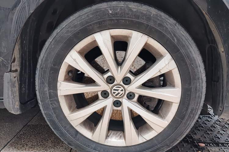 Used Volkswagen Lavida 2017 230TSI DSG Comfort Edition Right Front Wheel Hub