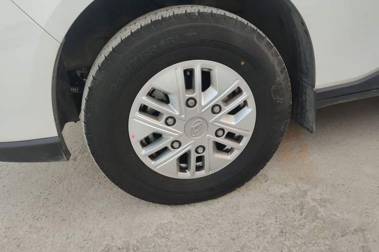 Used SAIC MAXUS Xintu V70 2025 2.0T Automatic Long Wheelbase Low-Roof Luxury 7-Seater
